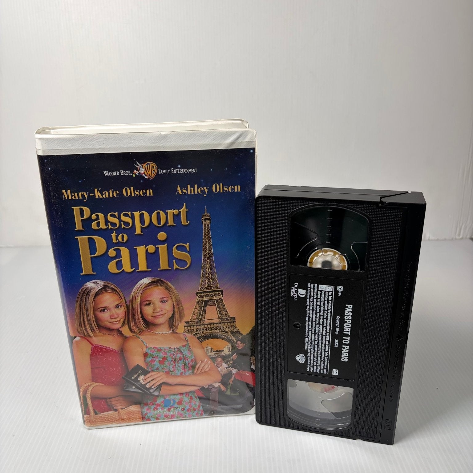 Passport to Paris VHS 1999 Family Comedy Mary-Kate & Ashley Olsen in Clamshell