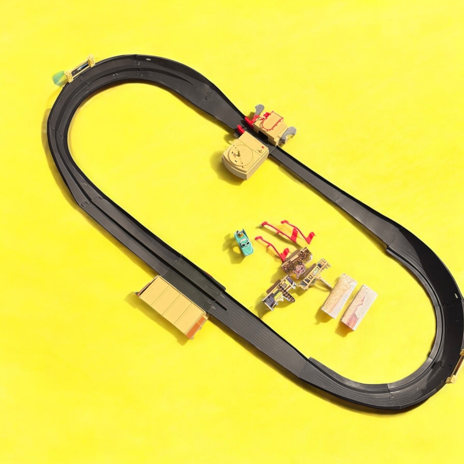 Disney Pixar's Cars Piston Cup 500 Motorized Racetrack 2005 Toys R' Us w/ Extras