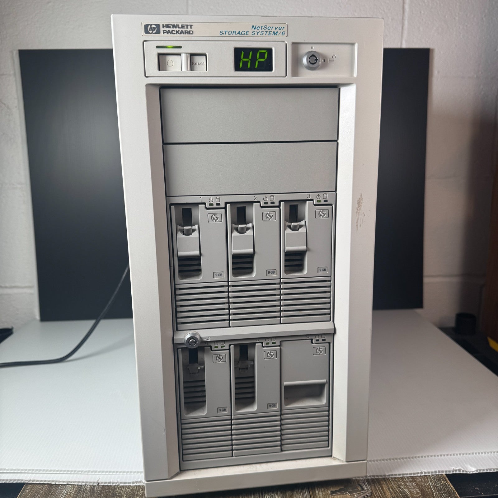 Vintage Hewlett Packard HP NetServer Storage System / 6 with 5 9GB Hard Drives