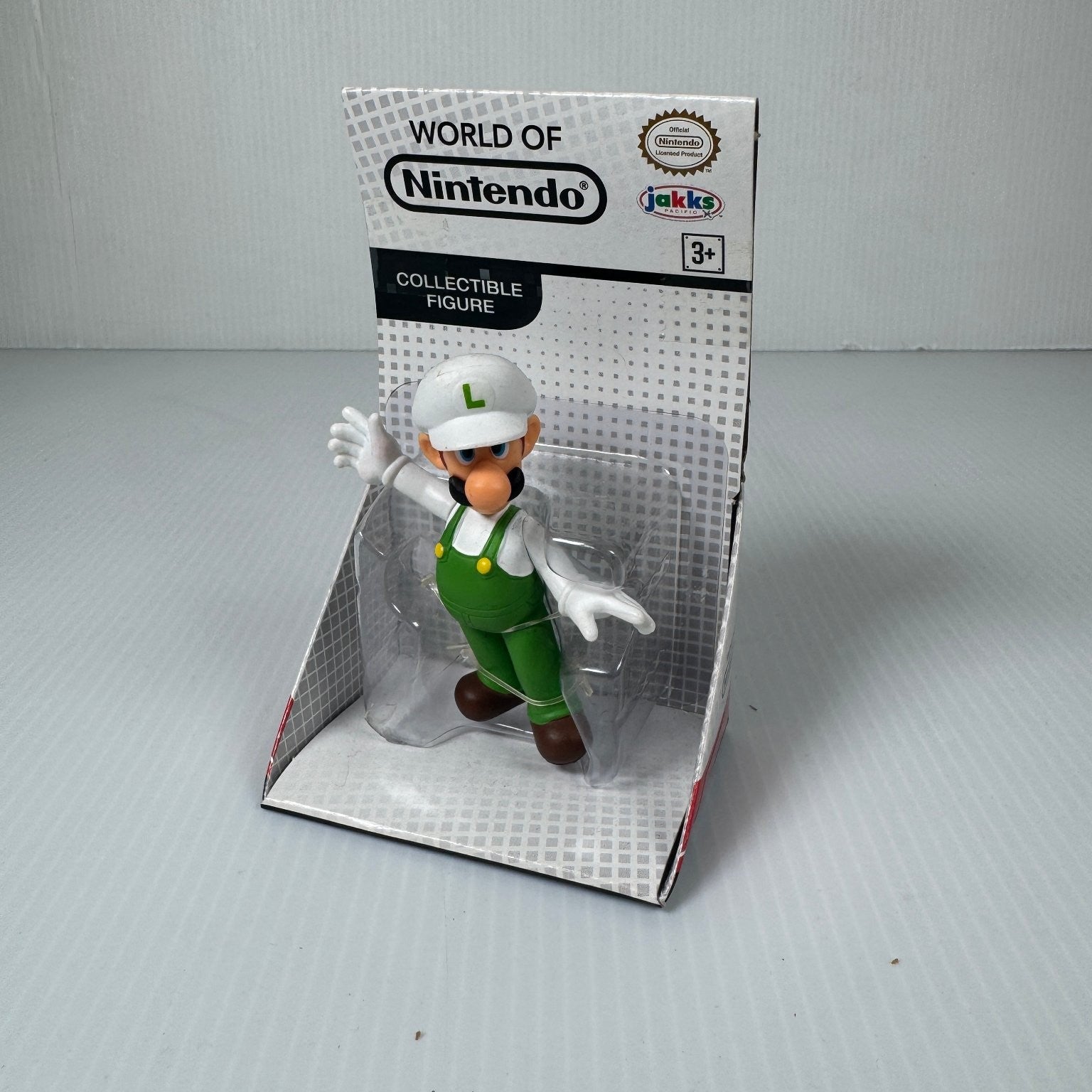 World of Nintendo Fire Luigi Super Mario 2.5" Collectible Figure