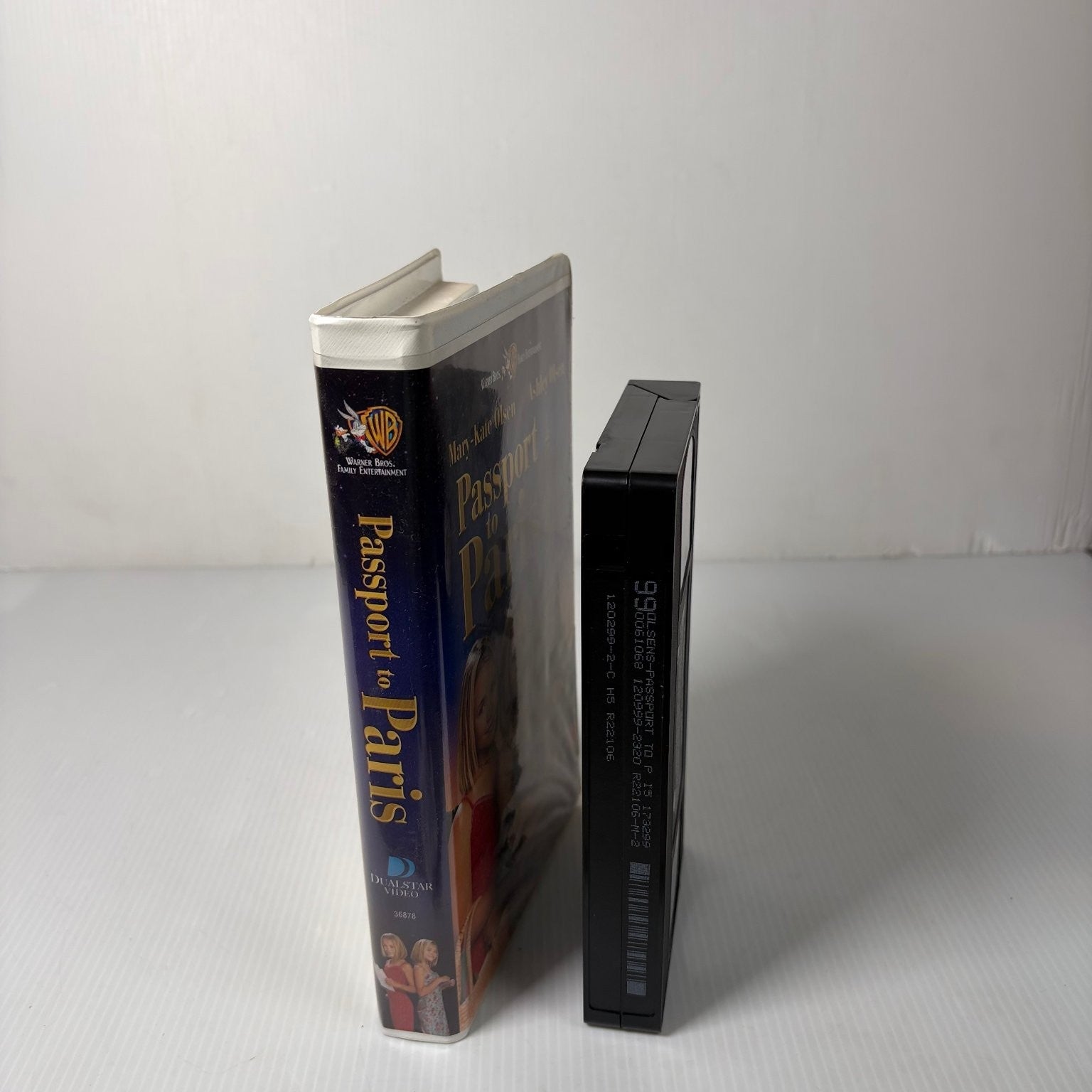 Passport to Paris VHS 1999 Family Comedy Mary-Kate & Ashley Olsen in Clamshell