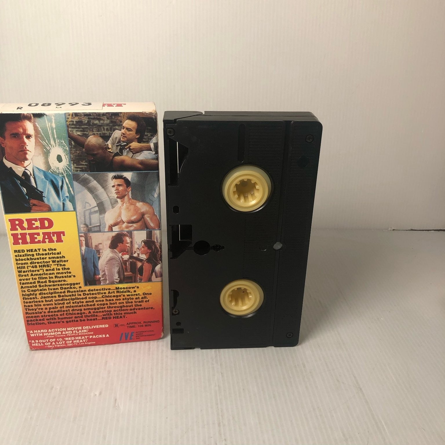 Red Heat VHS 1988 Action Comedy Arnold Schwarzenegger James Belushi IVE