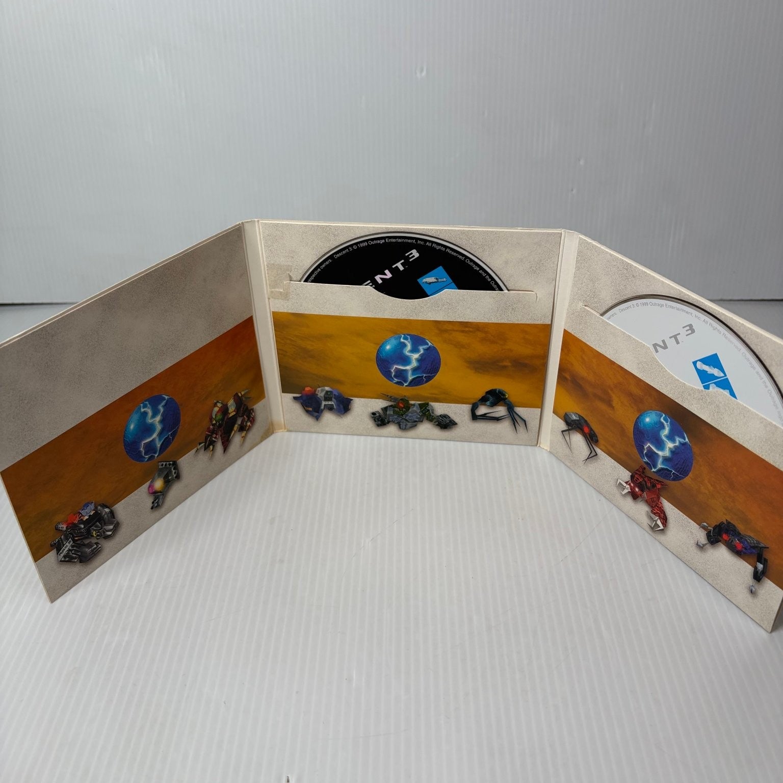 Descent 3 PC Video Game Interplay Outrage 6DOF Flight Shooter Foldout