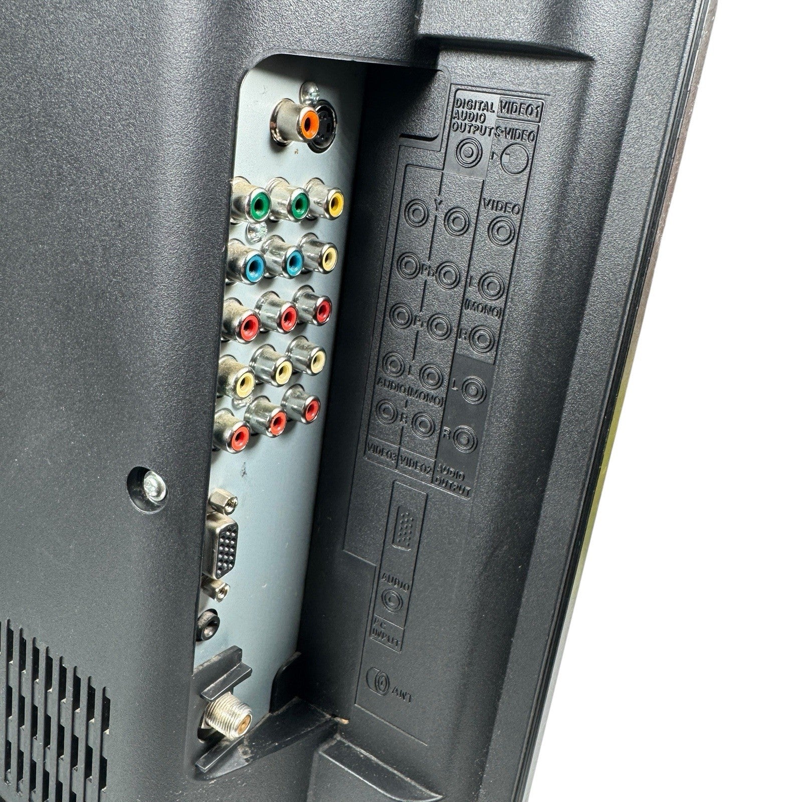 Sanyo DP19648 19" LCD HDTV 720p Retro Gaming Television / Monitor VGA Input