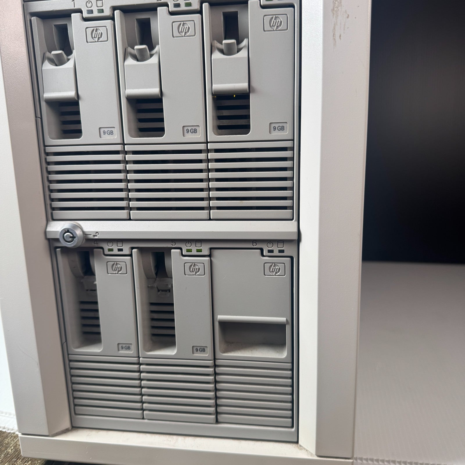 Vintage Hewlett Packard HP NetServer Storage System / 6 with 5 9GB Hard Drives