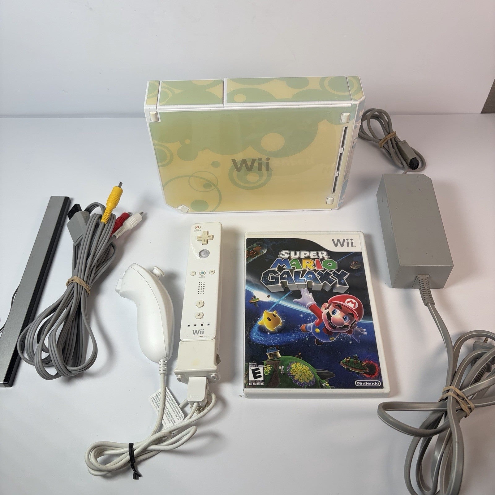 Nintendo Wii RVL-001 White Console w/ Super Mario Galaxy, Motion Plus & Nunchuk