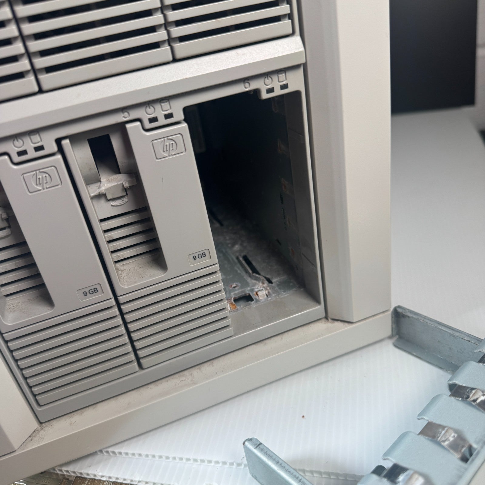 Vintage Hewlett Packard HP NetServer Storage System / 6 with 5 9GB Hard Drives