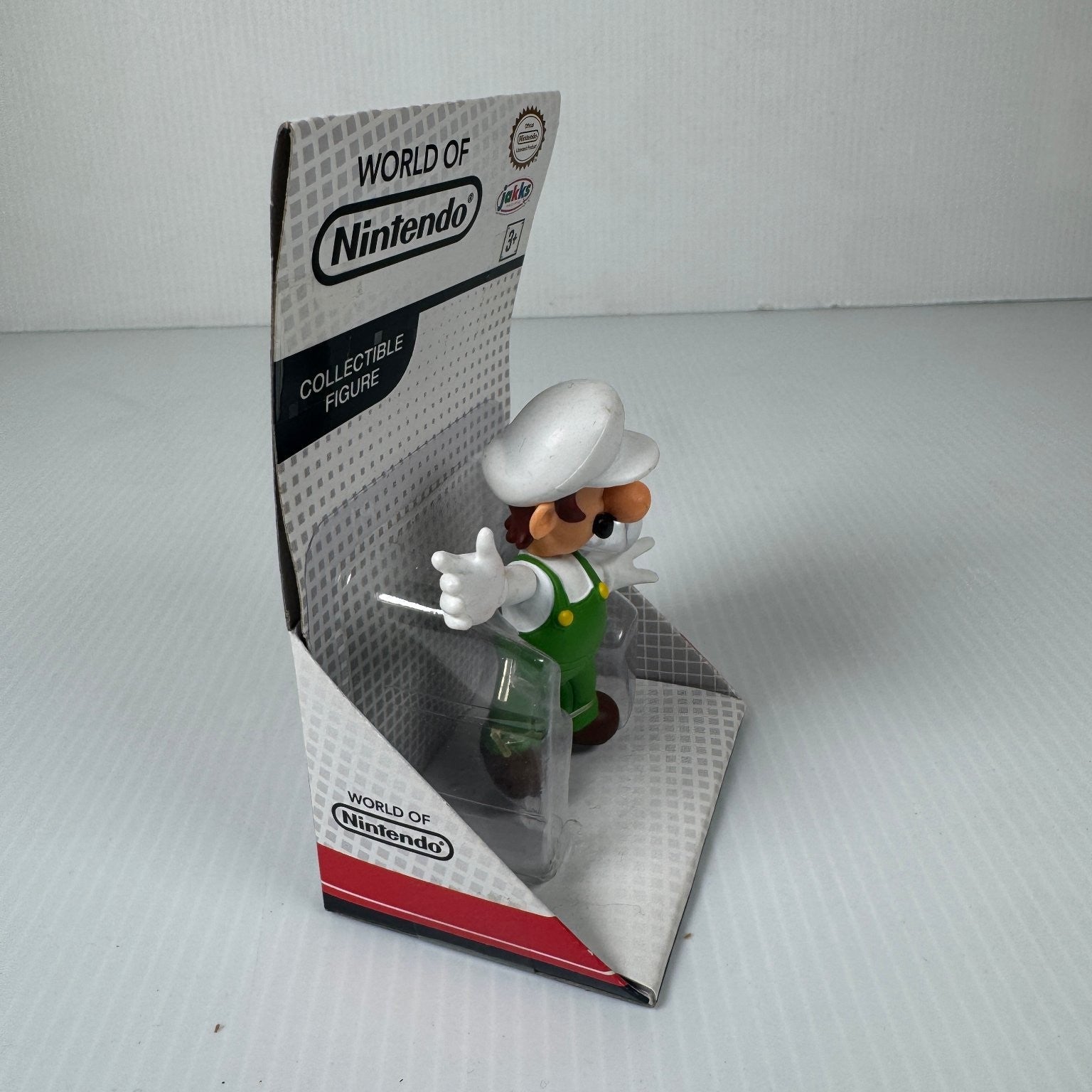 World of Nintendo Fire Luigi Super Mario 2.5" Collectible Figure