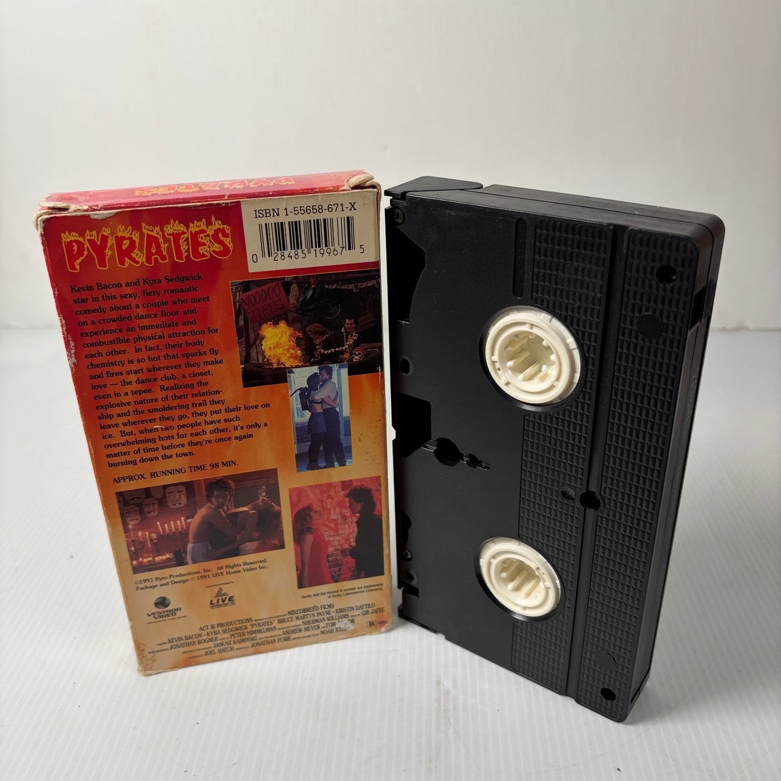 PYRATES VHS 1992 Romantic Comedy Kevin Bacon Kyra Sedgwick LIVE Home Video