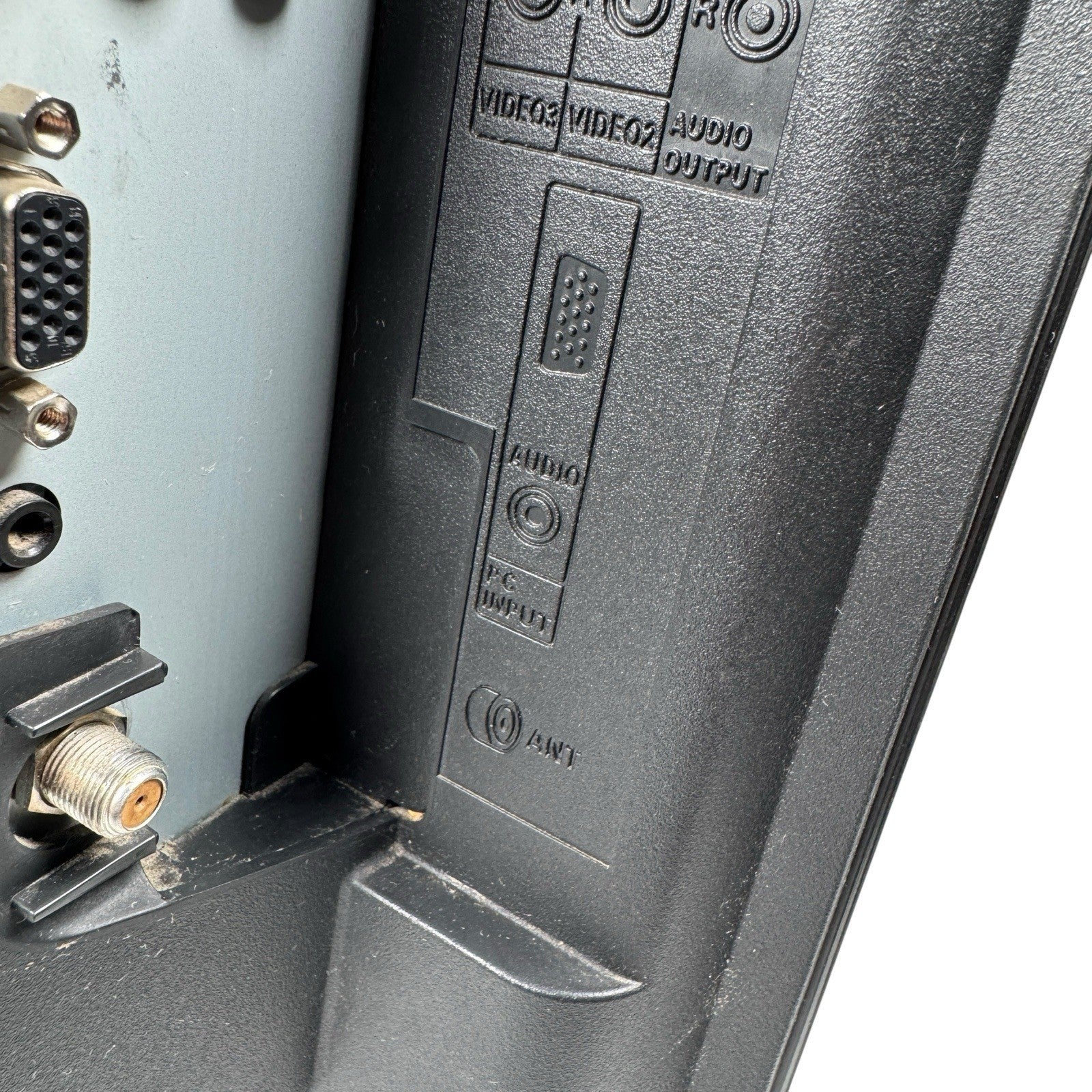 Sanyo DP19648 19" LCD HDTV 720p Retro Gaming Television / Monitor VGA Input