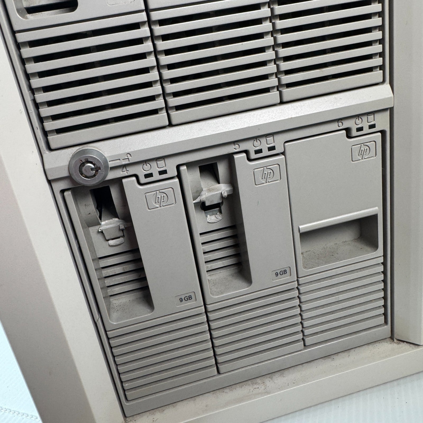 Vintage Hewlett Packard HP NetServer Storage System / 6 with 5 9GB Hard Drives