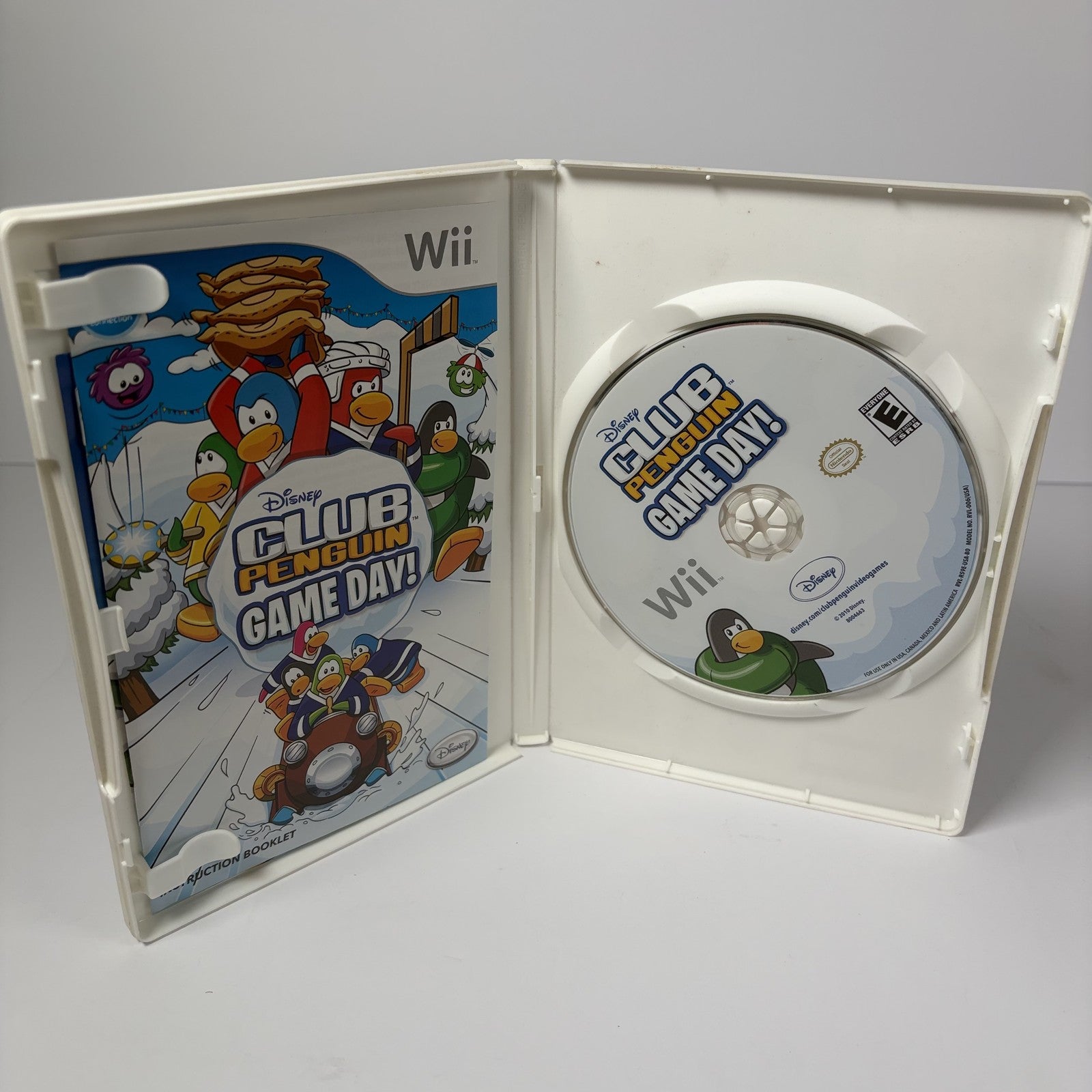 Disney Club Penguin Game Day! Nintendo Wii Game CIB Complete Tested Works