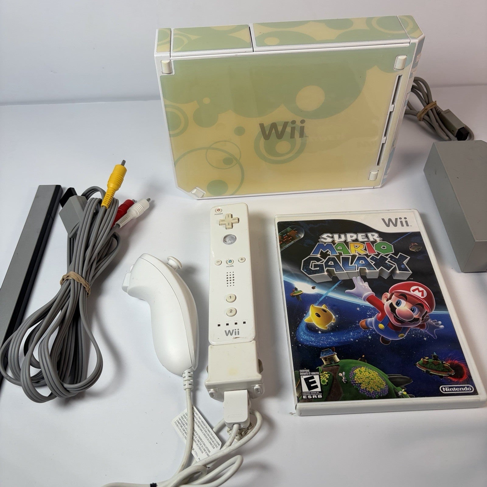 Nintendo Wii RVL-001 White Console w/ Super Mario Galaxy, Motion Plus & Nunchuk