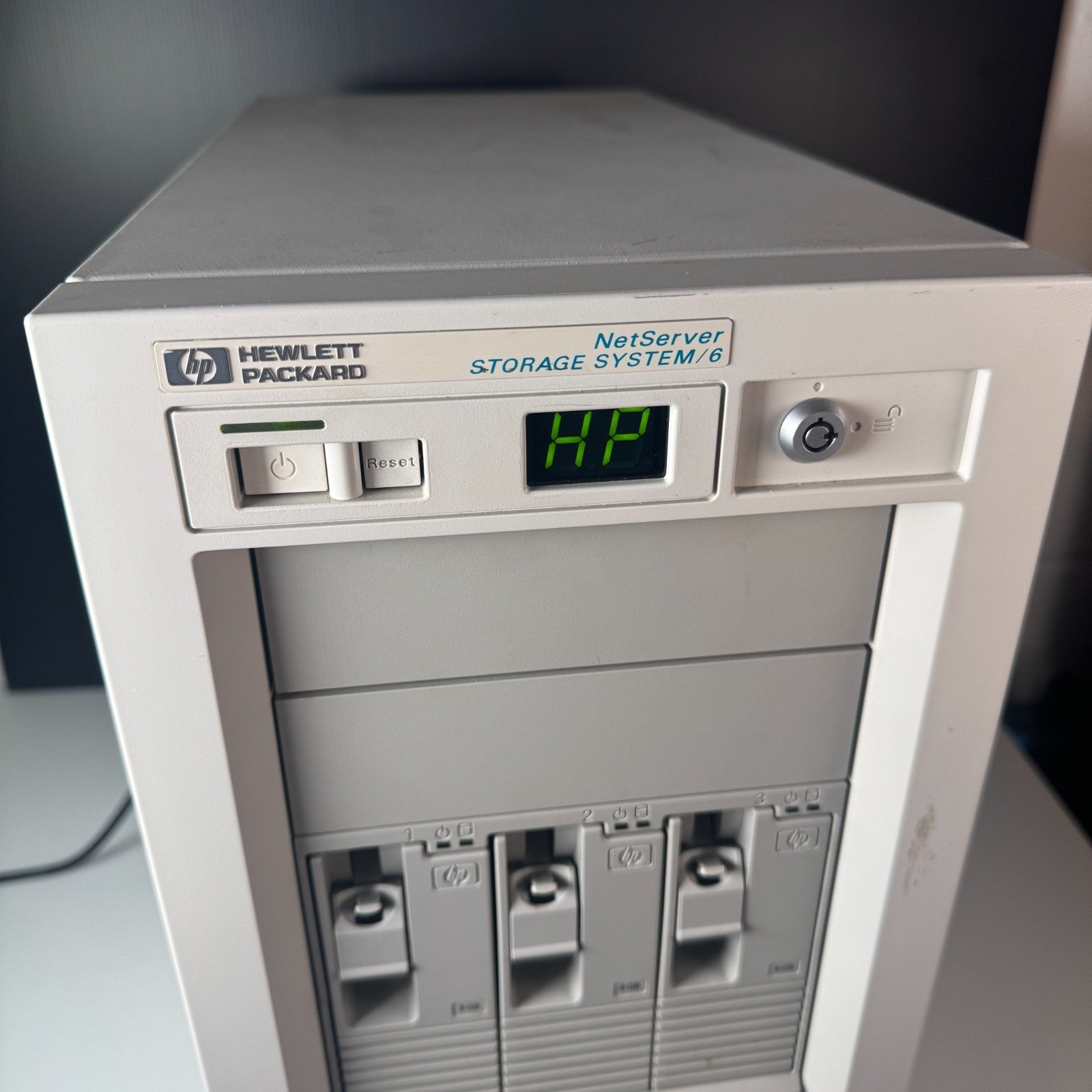 Vintage Hewlett Packard HP NetServer Storage System / 6 with 5 9GB Hard Drives
