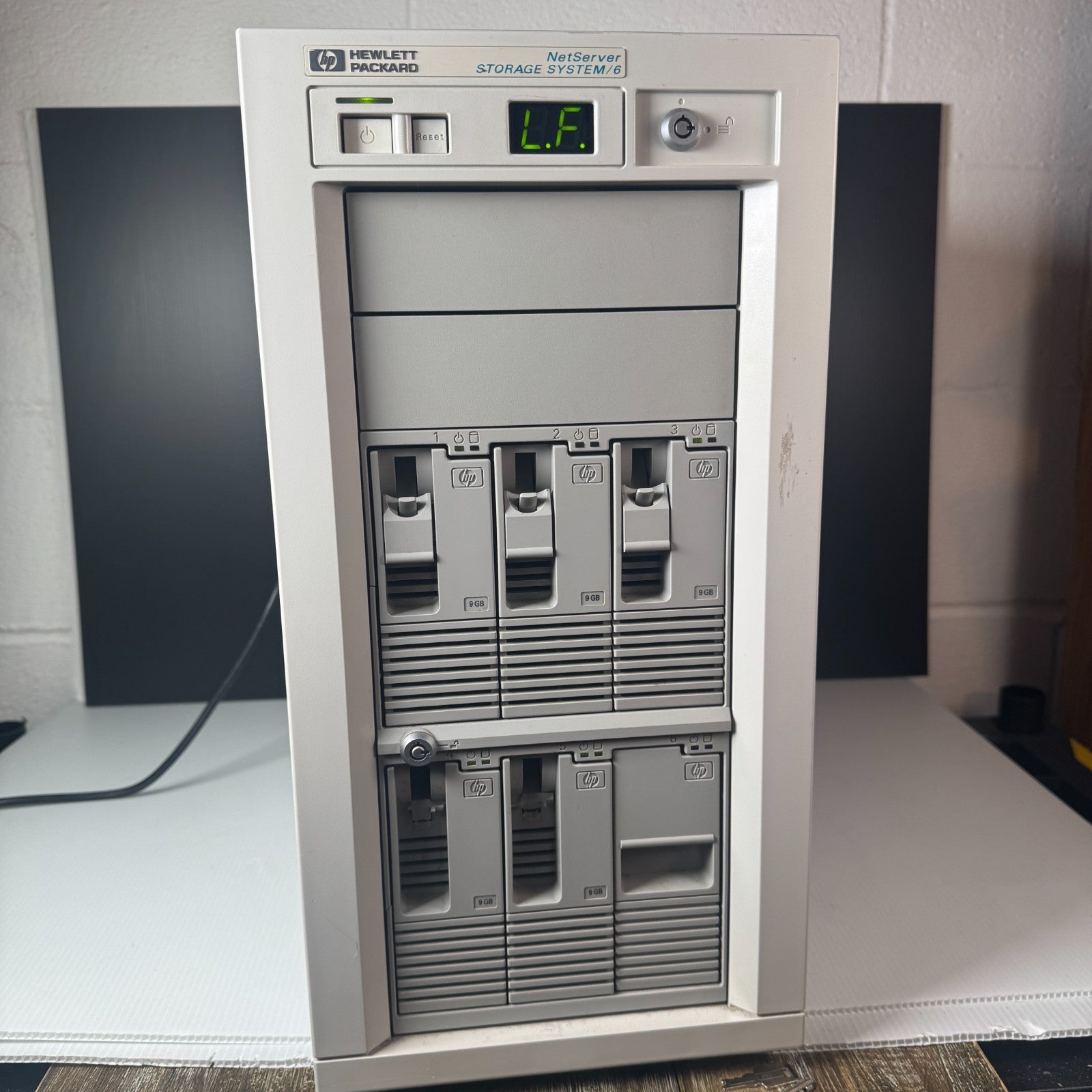 Vintage Hewlett Packard HP NetServer Storage System / 6 with 5 9GB Hard Drives