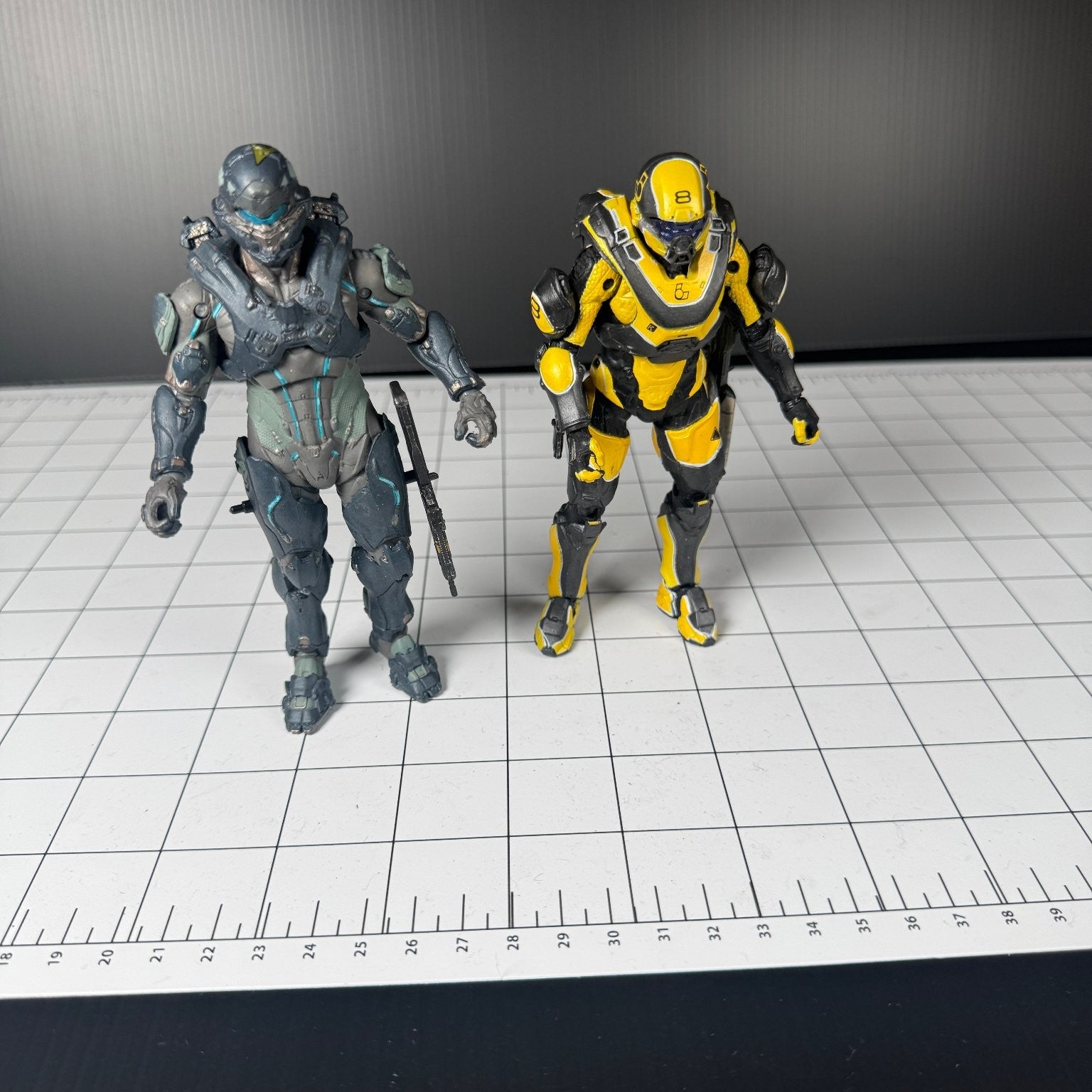 Halo Spartan Lot of 2 McFarlane Figures Locke Alpha Crawler & Athlon w/ Rifles