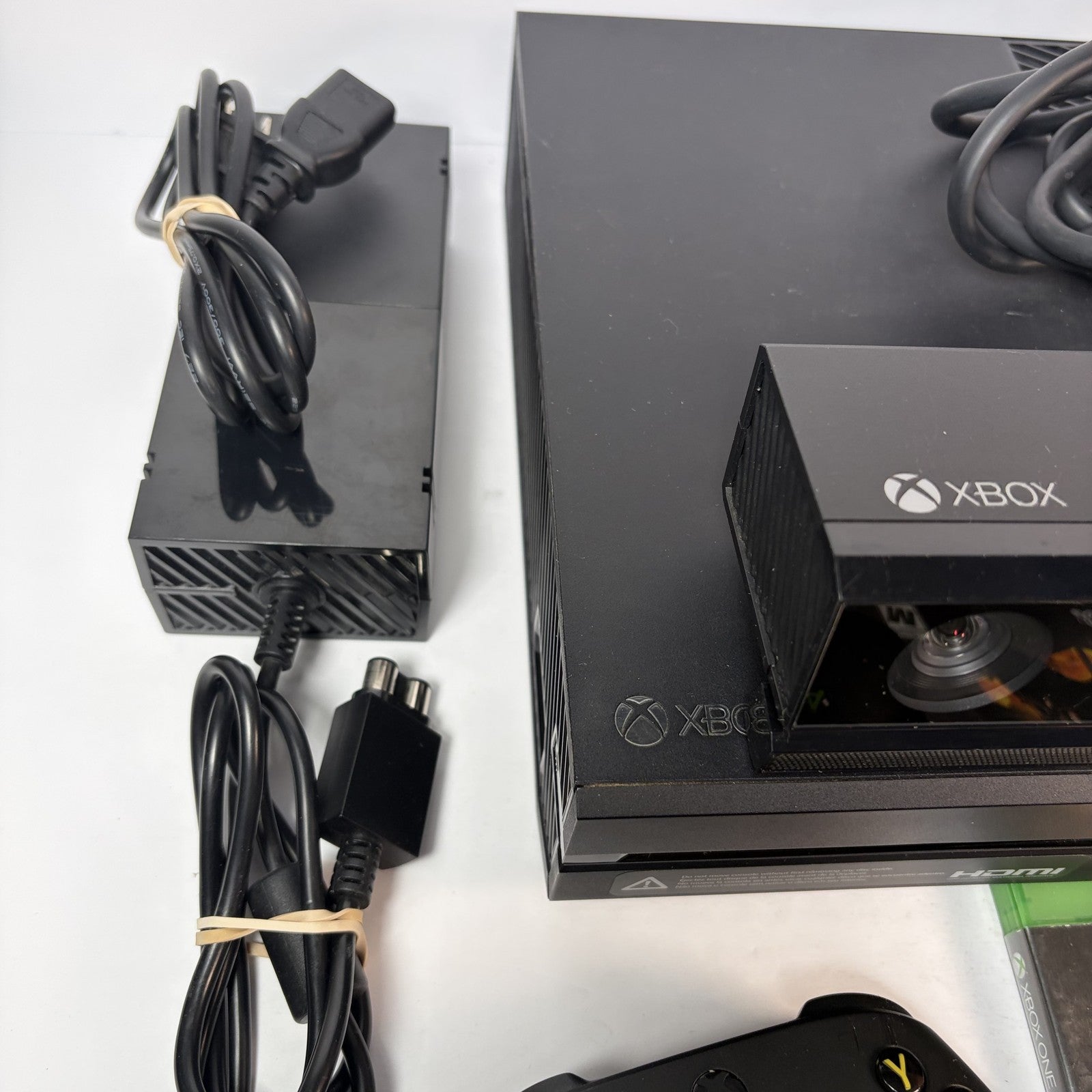 Xbox One Console 500GB Black with Kinect, Controller, 2 Games & Cables